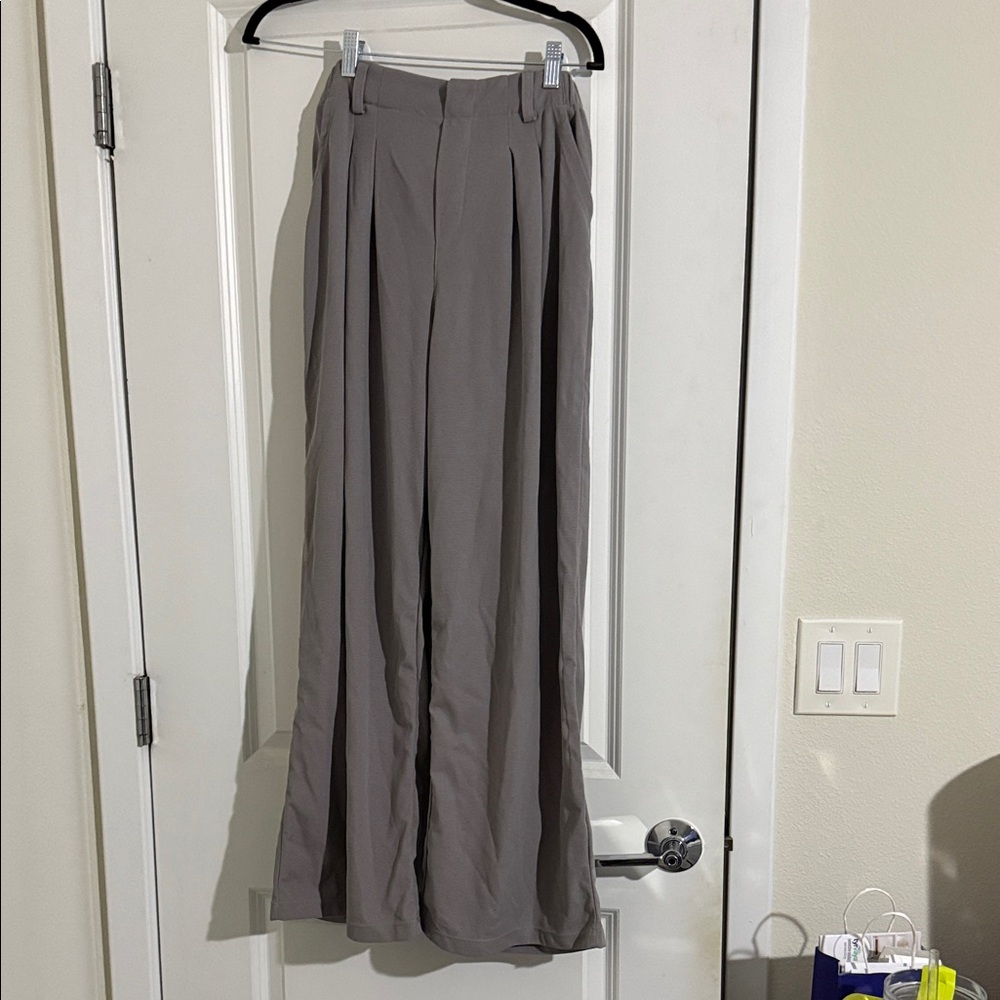 NWOT Women’s Halara Gray Wide-Leg Pleated Dress Pants